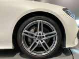 ダイナミックなスタイリングにメルセデスロゴをあしらったブレーキキャリパーが卓越した走りのパフォーマンスを主張。