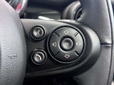 MINIの運転席操作部は、中央に構えるディスプレイが最大の特徴です。航空機を思わせるトグルスイッチなど、直感的で遊び心のあるメカニカルな操作感が、ゴーカートのような走りの高揚感を高めます。