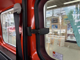 ポップアップ機構付きリヤガラスでエンジンオフ時に車内の換気ができます。
