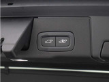 テールゲートには、スイッチ一つで開閉可能な電動開閉機能を装備。また、リアバンパーの下で足を動かすだけで開閉できる、ハンズフリー・オープニング/クロージング機構も搭載しています。
