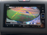 バック時目視しにくいクルマの周囲をカメラで映し出し、安全・安心駐車をサポート♪バックの苦手な方も後ろがハッキリ見えるので安心ですよ♪