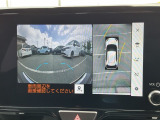 車両を上から見たような映像をディスプレイオーディオ画面に表示するパノラミックビューモニターを搭載。運転席からの目視だけでは見にくい、車両周辺の状況をリアルタイムでしっかり確認できます