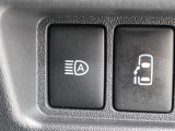 オートマチックハイビームは、先行車や対向車のライトを認識し、ハイビームとロービームを自動で切り替え、夜道の視界を確保します。