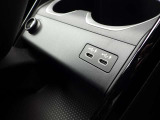 USB TypeーCポートを2口装備。スマートフォンなどの充電に便利な、実用性にも配慮された設計です。