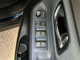 運転席側のフロントドアに全ドアのパワーウィンドウ開閉スイッチとウィンドウロックスイッチとドアロックスイッチと電動格納式ドアミラーの操作スイッチが有るので手元でミラー調整ができるので便利です。
