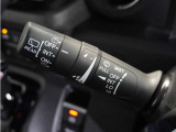 【バリアブル間欠ワイパースイッチ】車速に応じてワイパーの間隔を自動的に調整する機能。雨の量や車速に応じてワイパーの間隔を最適化し、視界を確保することができます。