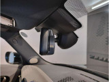 【ルームミラー一体型ETC車載器】ルームミラーの裏側に目立たない様に配置されたETCカード挿入口。スタイリッシュ且つ機能的なものとなっております。