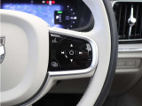 パイロットアシストは、渋滞中でも車線を維持するようにステアリング操作をアシストし、前走車や隣接車線の他車と接触するリスクを低減させてドライバーの疲労を軽減。単独走行中でも作動させることができます。