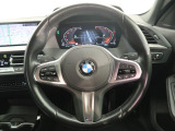 BMWのステアリングのリムは、一般的なものより少し太めにデザインされています。 これはタイヤやステアリングシャフトなどを介して伝わる路面からの入力を、しっかりと把握するためです。