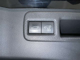 電動式バックドアです。 荷物を持ったままでもボタン一つで自動的に開け閉めできるので便利ですよ。 挟み込み防止機能も付いていますのでお子様の手や荷物を挟み込むのを防いでくれますよ。