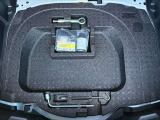 ラゲッジ下には車載工具を収納しています。