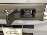 急速充電は車内のボタンを操作して開け、あとは充電コネクターを差すだけで充電開始します。簡単な充電操作と、フタの開け方を変えることで差し間違いを防げる安心感。
