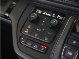 トリプルゾーンコントロール・フルオートエアコンディショナー(プラズマクラスター技術搭載)。運転席、助手席、後席の3つのゾーンそれぞれで、お好みの温度設定ができます。
