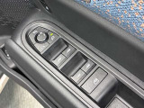 かつてはセンターパネルの航空機風トグルスイッチで操作する独特な配置が伝統でした。現行モデルでは利便性を考慮してドア側に配置されていますが、直感的でカチッとした心地よい操作感は健在です。