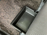 ◆助手席シートアンダーボックス◆車内に持ち込んだ小物がきちんと片付く収納が充実。いつでもきれいな車内を保てます!