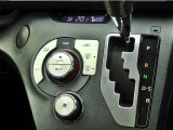 オートエアコンを装備しておりますので、四季を通じて車内を快適な温度に保つことが出来ます!高級感が有りますね!