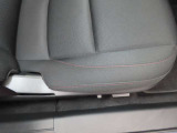 運転席には細やかな調整が可能なパワーシートになっています。更に運転席は2ポジションメモリーが可能ですので、運転手交代に備えて2名分のポジション登録がお奨めです。