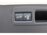 ドアが閉まった時にそのまま施錠もしてくれる予約ロック機能付きのパワーバックドア。荷物で手が塞がっている時に便利な機能です♪