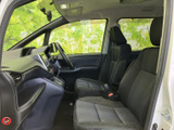 運転席からの視界も良好で、安全運転をサポート。細部までこだわったデザインも魅力です。