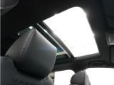 ◆サンルーフ装備車◆開放感あふれるガラスサンルーフを装備。快適なドライブをお楽しみいただけます。