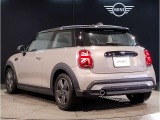 フロントタイヤより前の重量をなくし、車の運動性能を高めております。フロントタイヤから鼻先までが短いため、数値にてあらわれる「最小回転半径」より、小回りが利くことを実感いただけると思います。