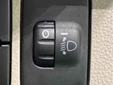 対向車や先行車への配慮が可能。積載物の状況に応じてヘッドライトの照射角度を手動調整できるスイッチ。