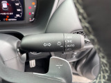 握りやすいハンドルには、オーディオコントロールとクルーズコントロールスイッチが装備されており、ハンドルから手を離さずに操作が出来ます。ヘッドライトの点灯消灯の手間が省けるオートライト機能付き☆