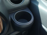 運転席側のドリンクホルダーは安定感のある埋め込み式となっています。