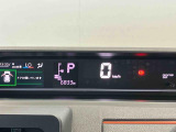 車両の前後左右に搭載した4つのカメラにより、車を真上から見ているような映像を表示。運転席から確認しにくい車両周囲の状況を把握できます。だから、車庫入れも狭い路地からの安心・安全をサポート!!