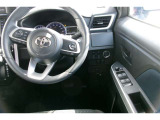 運転席の写真です。見通しのよいすっきりとした視界で、誰でも運転しやすいです。運転のしやすさは疲れにくさにも繋がりますよ♪