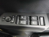 運転席のパワーウインドスイッチで全席窓の開閉・ロック操作ができます。
