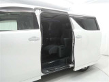 【両側パワースライドドア】両側パワースライドドア付きだから、狭い駐車スペースなどでの 乗り降りラクラク!小さなお子さまのいるご家庭には嬉しい装備。