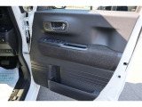 【運転席内ドア 】ミラー操作やウィンドウ開閉スイッチはドライバー目線で配置され、快適な操作性を実現!