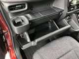 助手席側も運転席同様エアコンの吹き出し口にドリンクホルダーが付いています。グローブBOXにはたくさん収納できます。