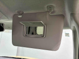 運転席、助手席共にサンバイザー&バニティミラー、運転席側にはチケットフォルダーも付いてます。