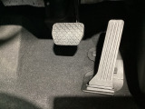 マツダ車の共通するポイントに前輪を前に出し運転席足元スペースを広げたこと!これによりホイールハウスが邪魔にならずにドライバーの中心線を基準とした位置へのペダル配置が可能となりました!