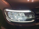 対象物が見やすく白く明るい光で夜間走行をサポートするフルLEDヘッドランプ(サイドビューランプ、クリアランスランプ、マニュアルレベリング機能付き)を装備