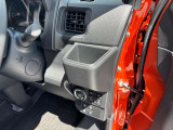 運転席シートにカップホルダーを装備。