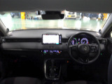 ドライバーを包み込むように、ディスプレーやスイッチ、コンソールを配置。座った瞬間から運転への期待が。空間そのものの心地よさにこだわっています。