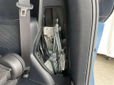ラゲージルーム側面トリム内には、車載ジャッキが装備されています。