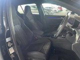 R-Line専用のシートはホールド性が高く、クッション性があるシートで、長時間の運転も苦になりません。