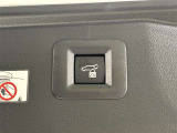 両手が荷物で塞がっている時にはコレ!パワーバックドアで開閉ラクラクです。バックドアに手が届かない時も、リモコンで開閉の操作が可能です。もちろん、荷物もたっぷり積めます。