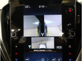 左右のサイドカメラ映像を同時に表示し、車両周囲の死角をしっかりカバー。狭い道や駐車時の接触リスクを減らし、安心して操作できる視界を確保します。