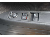 【運転席内ドア 】ミラー操作やウィンドウ開閉スイッチはドライバー目線で配置され、快適な操作性を実現!