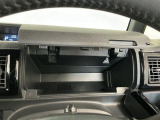 【インパネアッパーボックス】サッと取り出せてサッとしまえる、運転席の目の前にはボックスが装備されております!薄型のボックスティッシュなど収納可能☆