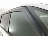 ドアバイザーも付いています。雨の日に少し窓を開けても、雨水が入りにくく、喫煙する方などにも強い味方です。