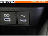 ポータブルオーディオなどの機器を接続して、車両のスピーカーで聞くことができます。