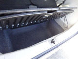 フロアの下にも荷物などを収納できるサブトランクも備えています。荷室内で散らかりがちな荷物を整理整頓なんてのもイイですね♪