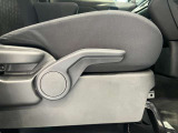 運転席はご自身の適切な運転ポジションへ移動可能なラチェットが付いております。