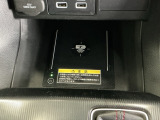 【ワイヤレス充電器】Qi対応のスマートフォンを置くだけで充電ができます。
